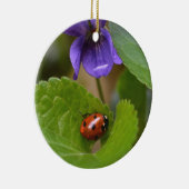 Ladybug op Sweet Violet Flowers Keramisch Ornament (Rechts)