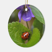 Ladybug op Sweet Violet Flowers Keramisch Ornament (Links)