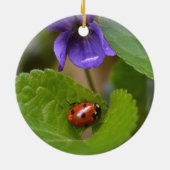 Ladybug op Sweet Violet Flowers Keramisch Ornament (Achterkant)
