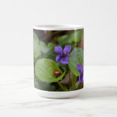 Ladybug op Sweet Violet Flowers Koffiemok (Center)