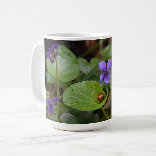Ladybug op Sweet Violet Flowers Koffiemok (Voorkant links)