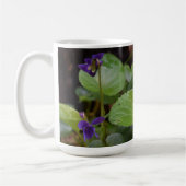 Ladybug op Sweet Violet Flowers Koffiemok (Links)