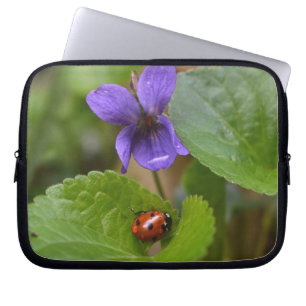 Ladybug op Sweet Violet Flowers Laptop Sleeve