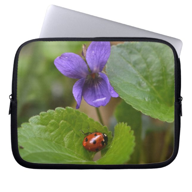 Ladybug op Sweet Violet Flowers Laptop Sleeve (Voorkant)