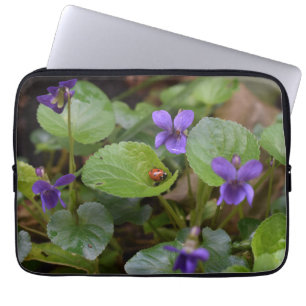 Ladybug op Sweet Violet Flowers Laptop Sleeve