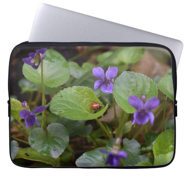 Ladybug op Sweet Violet Flowers Laptop Sleeve (Voorkant)