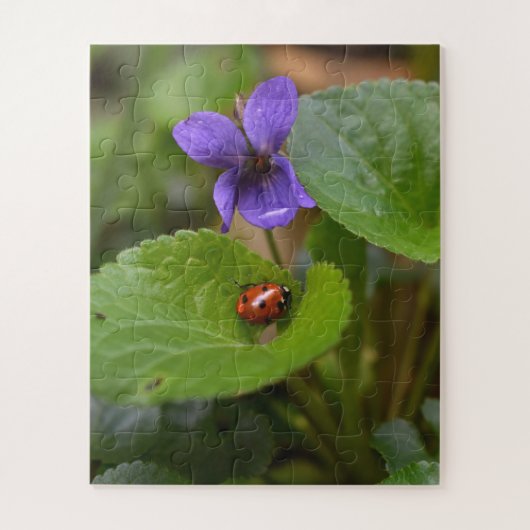 Ladybug op Sweet Violet Flowers Legpuzzel (Verticaal)