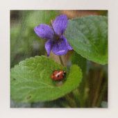 Ladybug op Sweet Violet Flowers Legpuzzel (Verticaal)