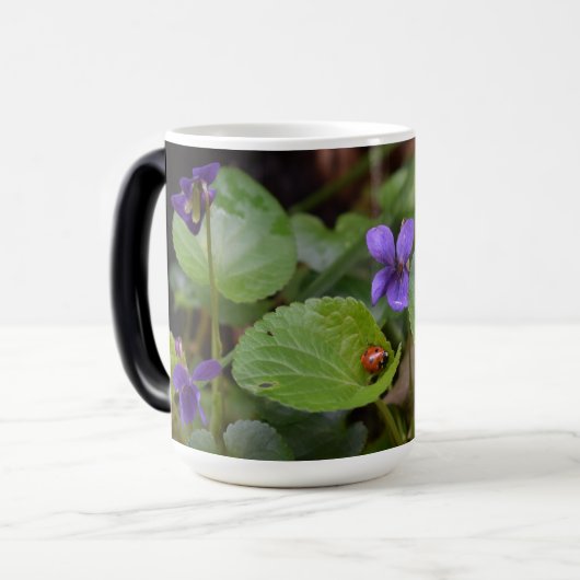Ladybug op Sweet Violet Flowers Magische Mok (Voorkant links)