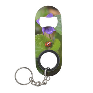 Ladybug op Sweet Violet Flowers Mini Flessenopener