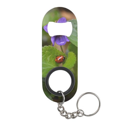 Ladybug op Sweet Violet Flowers Mini Flessenopener (Achterkant)