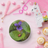 Ladybug op Sweet Violet Flowers Papieren Kommen (Feest)