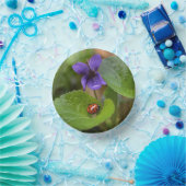 Ladybug op Sweet Violet Flowers Papieren Kommen (Feest)