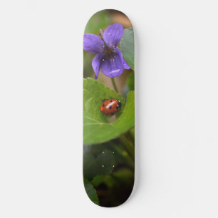 Ladybug op Sweet Violet Flowers Persoonlijk Skateboard