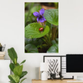 Ladybug op Sweet Violet Flowers Poster (Thuiskantoor)