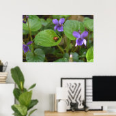 Ladybug op Sweet Violet Flowers Poster (Thuiskantoor)