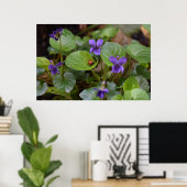 Ladybug op Sweet Violet Flowers Poster (Thuiskantoor)