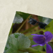 Ladybug op Sweet Violet Flowers Strandlaken (In situ)