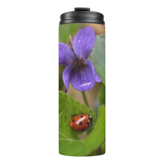 Ladybug op Sweet Violet Flowers Thermosbeker (Voorkant)