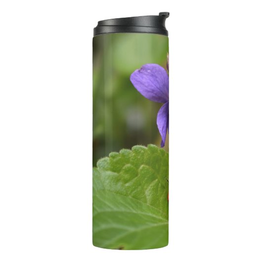 Ladybug op Sweet Violet Flowers Thermosbeker (Gedraaid links)