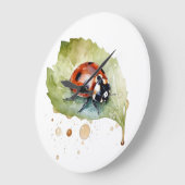 Ladybug zit op een blad in levendige waterkleur grote klok (Hoek)