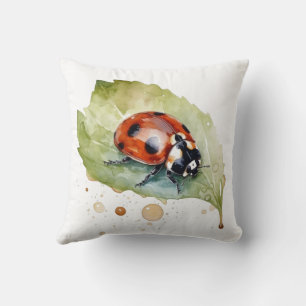 Ladybug zit op een blad in levendige waterkleur kussen