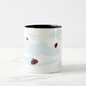 ladybugs tijdens de vlucht tweekleurige koffiemok (Center)