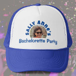 Lady's Bachelorette Party Foto Trucker Pet<br><div class="desc">Om een vrijgezellenfeest te vieren. Ontworpen voor iemand die een "Bachelorette Party" houdt! Lady's pet met uw foto,  naamkeuze en feestbewoordingen. Hen Party pet. Voeg de naam toe van de persoon van wie het feest is,  en ook hun foto. Bachelorette Party honkbal pet.</div>