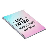 Lage batterij praat alsjeblieft niet met me - grap notitieboek (Rechterzijde)