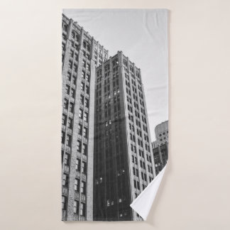 LAGE GRAYSCHALE HOTOGRAFIEK VAN HOOGSE GEBOUWD BADHANDDOEK