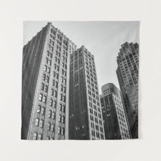 LAGE GRAYSCHALE HOTOGRAFIEK VAN HOOGSE GEBOUWD WANDKLEED