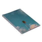Lage hoekfoto van palmboom onder blauwe hemel notitieboek (Rechterzijde)