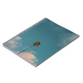Lage hoekfoto van palmboom onder blauwe hemel notitieboek (Linkerzijde)