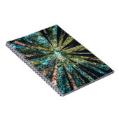 Lage hoekfotografie van bomen overdag notitieboek (Rechterzijde)