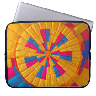 Lage hoekfotografie van geel, roze en zwart h laptop sleeve