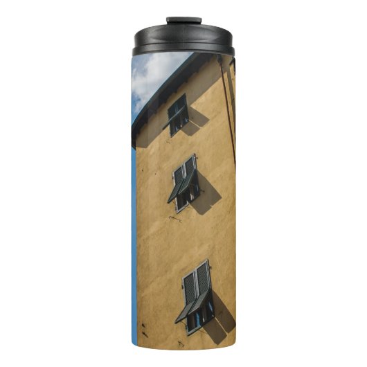 LAGE HOOGHOTOGRAFIE VAN HET VENSTER BROWN LOUVER THERMOSBEKER (Voorkant)