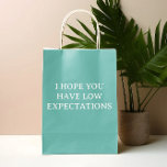 Lage verwachtingen Humor Funny Medium Cadeauzakje<br><div class="desc">Dit ontwerp kan op het gebied worden gepersonaliseerd dat door de foto en/of tekst te veranderen wordt verstrekt. Of het kan worden aangepast door te klikken deze Sjabloon personaliseert en dan de klik te kiezen om verdere optie aan te passen en de kleur van de achtergrond te schrappen of te...</div>