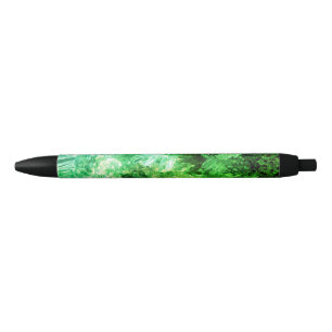 Lagen groene kristallen zwarte inkt pen