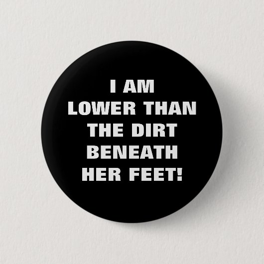 LAGER DAN DE DIRT BENEATH HAAR FEET RONDE BUTTON 5,7 CM (Voorkant)