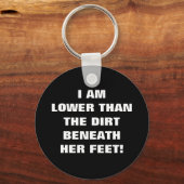 LAGER DAN DE DIRT BENEATH HAAR FEET SLEUTELHANGER (Voorkant)