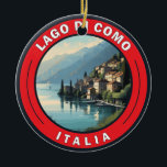 Lago di Como Italy Badge Keramisch Ornament<br><div class="desc">Het vectorkunstontwerp van het meer Como. Het Como-meer in de regio Lombardije in Noord-Italië is een grootschalig gebied dat bekend staat om zijn dramatische landschap,  dat tegen de voet van de Alpen is geplaatst.</div>