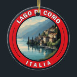 Lago di Como Italy Badge Keramisch Ornament<br><div class="desc">Het vectorkunstontwerp van het meer Como. Het Como-meer in de regio Lombardije in Noord-Italië is een grootschalig gebied dat bekend staat om zijn dramatische landschap,  dat tegen de voet van de Alpen is geplaatst.</div>