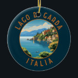 Lago di Garda Italia Retro Distress Circle Keramisch Ornament<br><div class="desc">Gardameer vector art ontwerp. Het Gardameer in Noord-Italië staat bekend om zijn kristalhelder water. Aan de zuidkant wordt de stad Sirmione gedomineerd door de Rocca Scaligera,  een fort met uitzichten.</div>