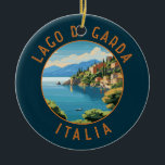 Lago di Garda Italia Retro Distress Circle Keramisch Ornament<br><div class="desc">Gardameer vector art ontwerp. Het Gardameer in Noord-Italië staat bekend om zijn kristalhelder water. Aan de zuidkant wordt de stad Sirmione gedomineerd door de Rocca Scaligera,  een fort met uitzichten.</div>