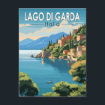 Lago di Garda Italia Travel Art Vintage Briefkaart<br><div class="desc">Gardameer vector art ontwerp. Het Gardameer in Noord-Italië staat bekend om zijn kristalhelder water. Aan de zuidkant wordt de stad Sirmione gedomineerd door de Rocca Scaligera,  een fort met uitzichten.</div>