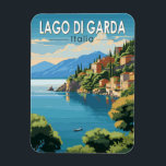 Lago di Garda Italia Travel Art Vintage Magneet<br><div class="desc">Gardameer vector art ontwerp. Het Gardameer in Noord-Italië staat bekend om zijn kristalhelder water. Aan de zuidkant wordt de stad Sirmione gedomineerd door de Rocca Scaligera,  een fort met uitzichten.</div>