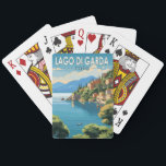 Lago di Garda Italia Travel Art Vintage Pokerkaarten<br><div class="desc">Gardameer vector art ontwerp. Het Gardameer in Noord-Italië staat bekend om zijn kristalhelder water. Aan de zuidkant wordt de stad Sirmione gedomineerd door de Rocca Scaligera,  een fort met uitzichten.</div>