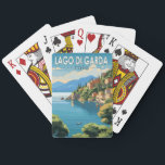 Lago di Garda Italia Travel Art Vintage Pokerkaarten<br><div class="desc">Gardameer vector art ontwerp. Het Gardameer in Noord-Italië staat bekend om zijn kristalhelder water. Aan de zuidkant wordt de stad Sirmione gedomineerd door de Rocca Scaligera,  een fort met uitzichten.</div>