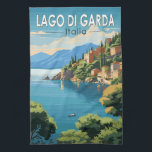 Lago di Garda Italia Travel Art Vintage Theedoek<br><div class="desc">Gardameer vector art ontwerp. Het Gardameer in Noord-Italië staat bekend om zijn kristalhelder water. Aan de zuidkant wordt de stad Sirmione gedomineerd door de Rocca Scaligera,  een fort met uitzichten.</div>
