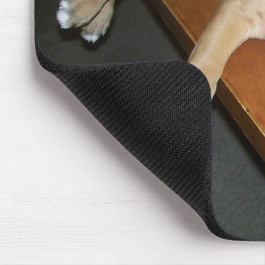 Laila slaapt op computerbureau mousepad muismat (Hoek)